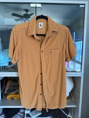 Men's Casual Short-Sleeve Button-Down Shirt in Camel Brown